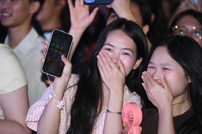 Hàng nghìn khán giả ở phố đi bộ Trần Nhân Tông hò reo, hát bè theo CoolKid. Trước đó trưa 25/10, anh cũng đội nắng tổng duyệt. Nhiều fan hâm mộ theo sát lịch trình cổ vũ nam ca sĩ. Tối qua trong đêm nhạc Chạm Việt Nam 2, fan của CoolKid bám rào từ sớm để giành chỗ ngồi cánh gần sân khấu nhất.