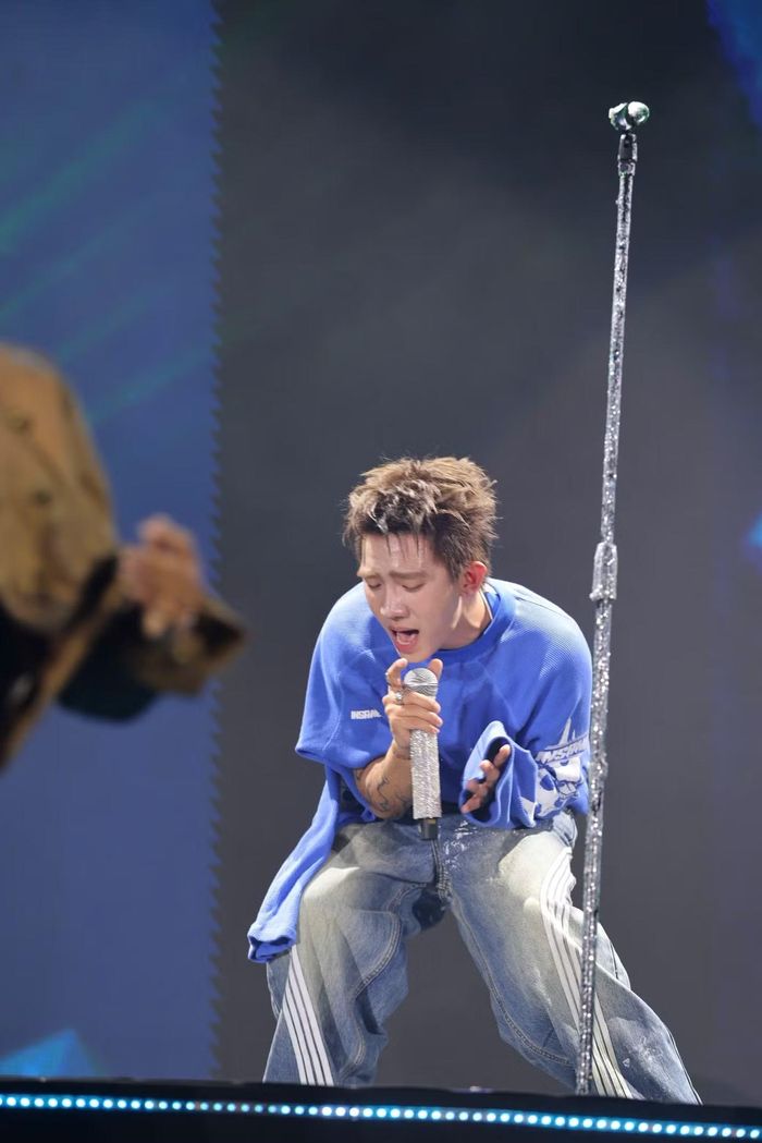 CoolKid nói từng dùng khoản thu nhập đầu tiên để mua pizza, spaghetti và gà rán. Hiện nay cuộc sống của nam rapper đỡ chật vật hơn nhờ chạy show, làm nhạc đều.