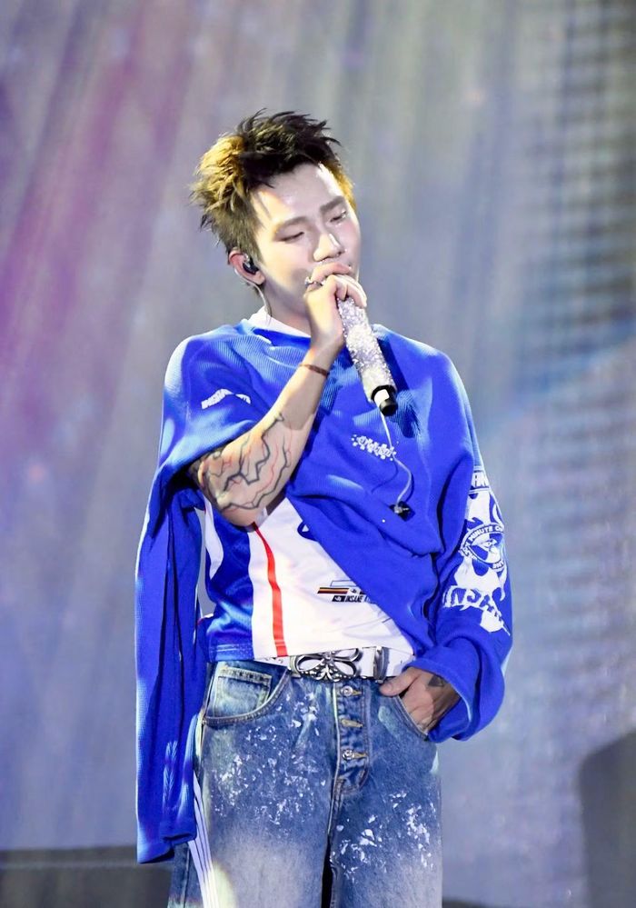 Trước khi hoạt động âm nhạc chuyên nghiệp, CoolKid từng làm nhiều nghề để có tiền trang trải cuộc sống, nuôi dưỡng đam mê. Anh đi hát bè, dựng bè trong phòng thu cho người khác để học hỏi, trau dồi thêm chuyên môn.