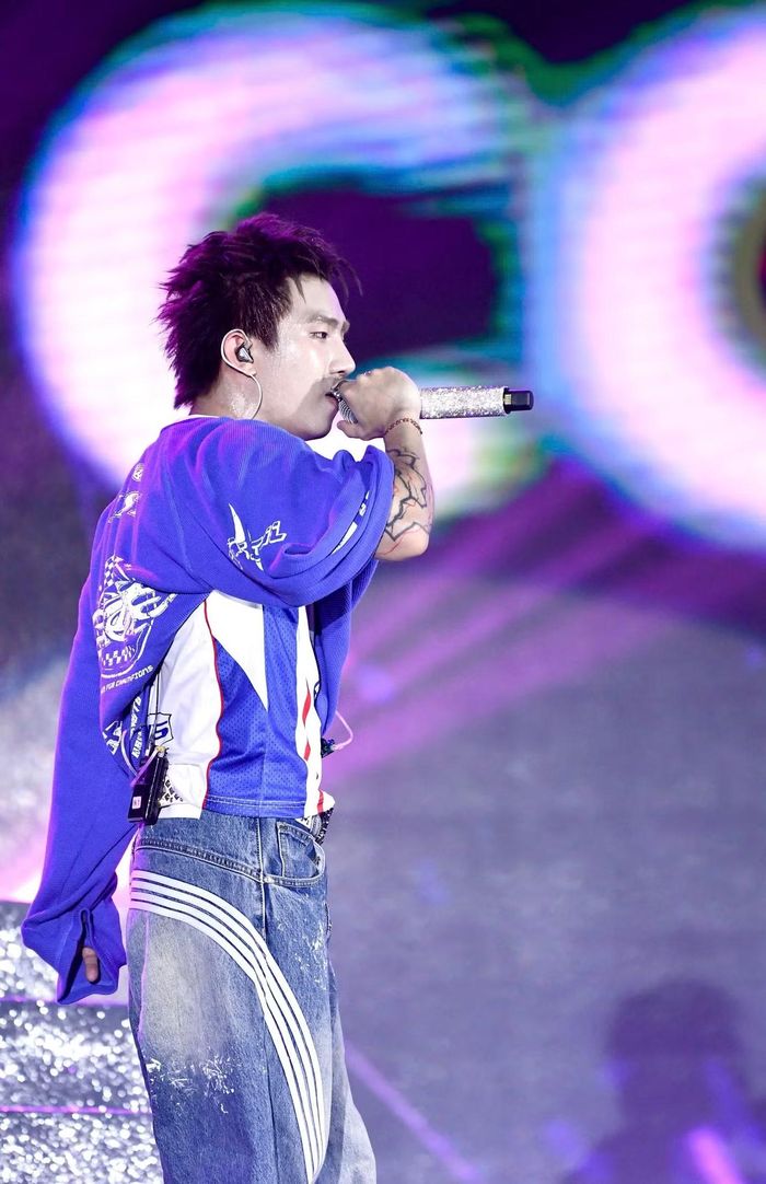 Giữa các bài hát, CoolKid giao lưu với khán giả. Những lời trêu khán giả khiến fan không ngừng hét tên, bày tỏ sự yêu mến dành cho nam ca sĩ. CoolKid tên thật Hoàng Lê Bảo Minh, 23 tuổi, quê Cao Bằng, là người dân tộc Tày. Anh đam mê âm nhạc từ bé, từng muốn trở thành idol giống các ngôi sao Hàn Quốc.