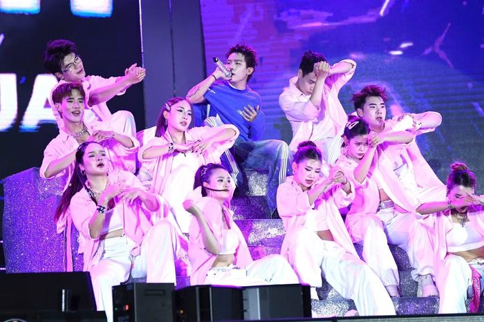 Hàng nghìn khán giả đã khản cổ hò reo cổ vũ theo mỗi bài hát của nam rapper. Suốt ba tiết mục, khán giả cùng hòa giọng, tạo thành dàn bè đông đảo cho phần trình diễn.