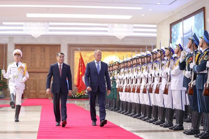 Thủ tướng Lê Minh Hưng và Thủ tướng Ba Lan Donald Tusk duyệt Đội danh dự Quân đội nhân dân Việt Nam. (Ảnh: Minh Châu)
