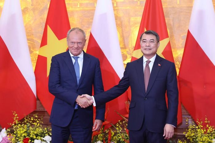 Thủ tướng Lê Minh Hưng và Thủ tướng Ba Lan Donald Tusk chụp ảnh chung trước hội đàm. (Ảnh: Minh Châu)