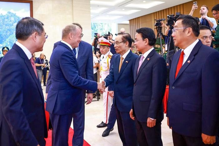 Hai nhà lãnh đạo giới thiệu thành phần Đoàn cấp cao hai nước tham dự Lễ đón. (Ảnh: Minh Châu)