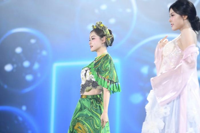 “Em vui và hạnh phúc khi diện trên mình bộ trang phục của nhà thiết kế Cao Minh Tiến. Chúng em đã tự tin hết sức, hy vọng khán giả cảm thấy hạnh phúc trong đêm hội”, Thảo Nguyên nói.
