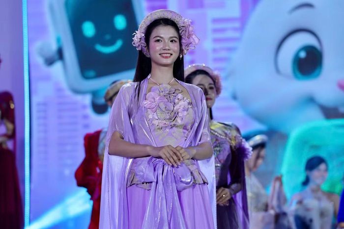  Chạm Việt Nam 2 thuộc khuôn khổ Ngày Thanh toán số Việt Nam 2026 - Sóng Festival do Báo Tiền Phong tổ chức. Đêm nhạc quy tụ Pháp Kiều, CoolKid, Nhật Phát, Hà Myo, Ali Thục Phương, Xệ Xệ cùng nhiều nghệ sĩ trẻ, đưa âm nhạc và thời trang đến không gian phố đi bộ. 