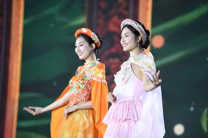 Đến màn kết, cảm xúc lại thay đổi khi Uyên Nhi trực tiếp bước lên sân khấu. Cô bồi hồi khi được trình diễn trang phục mang bản sắc dân tộc trên nền nhạc hiện đại, cảm nhận sự kết nối giữa hai yếu tố ngay trong phần thể hiện của mình.