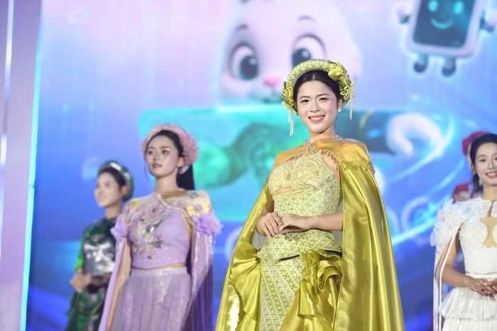  Với cô, tên gọi Chạm Việt Nam 2 thể hiện đúng không khí chương trình: trẻ trung, hiện đại và sôi động. Riêng khoảnh khắc mặc trang phục mang bản sắc Việt khiến Hà Phương hồi hộp, cảm nhận rõ hơn ý nghĩa phần trình diễn. Cô cảm ơn Ban tổ chức Hoa hậu Việt Nam đã tạo cơ hội để thí sinh trải nghiệm sự kết hợp giữa truyền thống và hiện đại. 