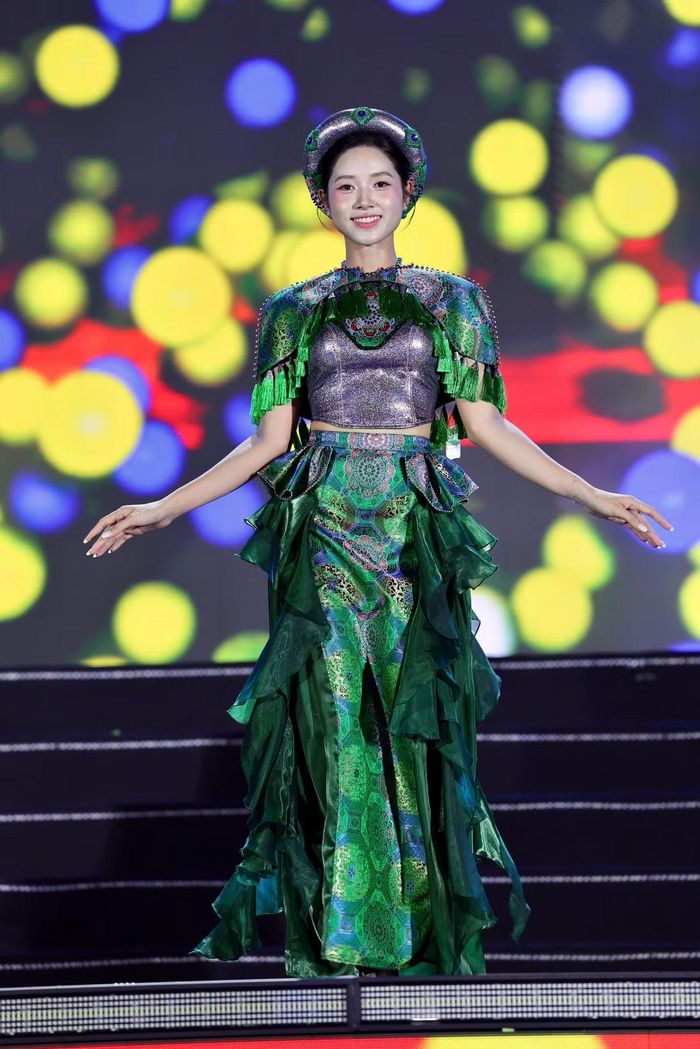 Những bước catwalk hòa cùng tiết tấu sôi động, tạo nên màn chào kết kết hợp âm nhạc và thời trang tại phố đi bộ Trần Nhân Tông, Hà Nội.