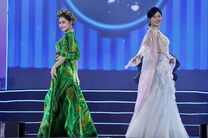 Nguyễn Ngọc Thảo Nguyên chia sẻ niềm vui khi được giới thiệu trang phục mang bản sắc truyền thống trước đông đảo khán giả. Theo lời thí sinh, cô được biết mỗi mẫu trang phục trong phần trình diễn là duy nhất.