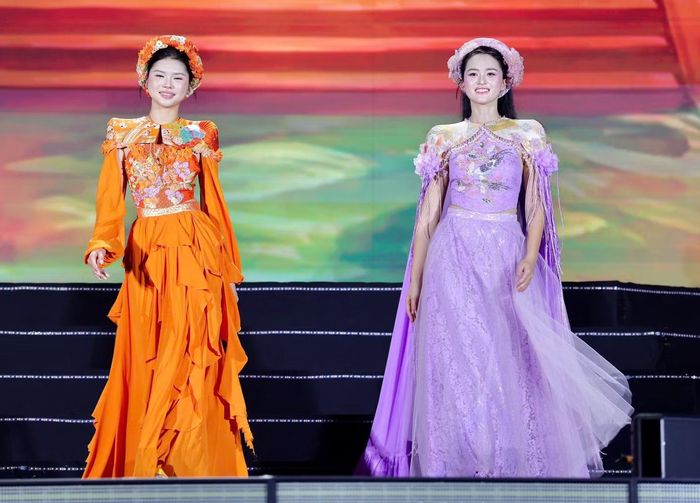 Mai Thị Yến Nhi ấn tượng với quy mô sân khấu và không khí náo nhiệt. Việc gặp gỡ nhiều ca sĩ, thưởng thức các tiết mục rồi trực tiếp trình diễn giúp cô có thêm trải nghiệm bên ngoài những phần thi.