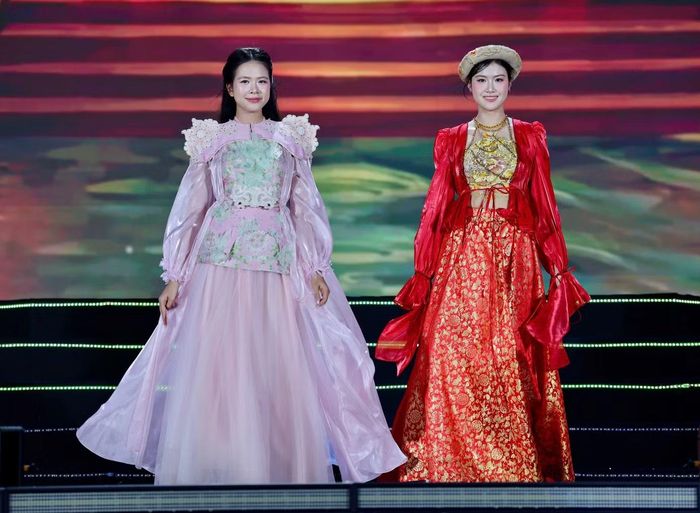 “Đêm nhạc thực sự hoành tráng”, Yến Nhi chia sẻ. Cô mong thông qua bộ sưu tập của Cao Minh Tiến, phần trình diễn của mình có thể góp phần giới thiệu vẻ đẹp trang phục mang bản sắc Việt đến người xem.
