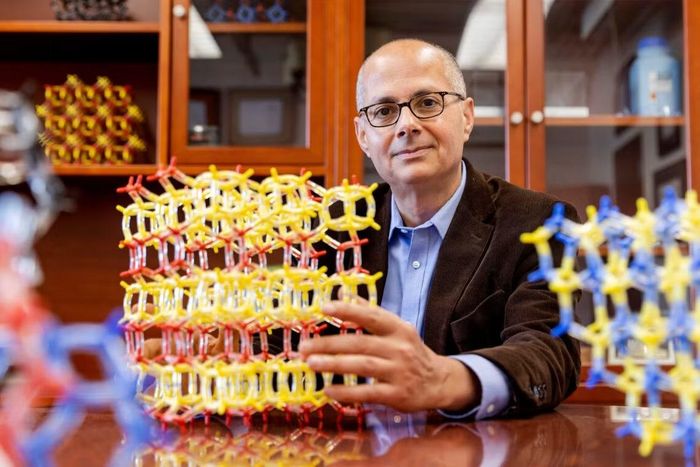 Chủ nhân giải Nobel Hóa học Omar Yaghi giờ làm Giám đốc Viện nghiên cứu Vật liệu AI tại Đại học Thanh Hoa, Trung Quốc. Ảnh: UC Berkeley