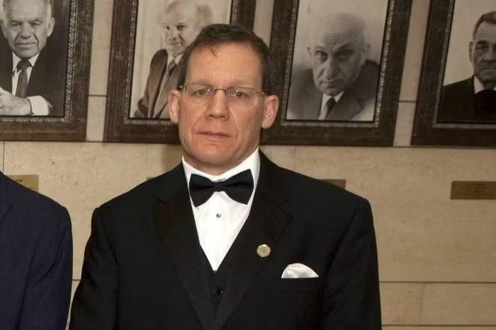 GS.TS Charles Lieber là một nhà hóa học, chuyên gia công nghệ nano người Mỹ, từng là Trưởng Khoa Hóa học và Sinh học Hóa học tại Đại học Harvard (Mỹ). Nay ông làm việc toàn thời gian tại cơ sở Thâm Quyến thuộc Đại học Thanh Hoa (Trung Quốc), đồng thời là giám đốc sáng lập của i-BRAIN thuộc Viện Nghiên cứu và Chuyển giao Y học Thâm Quyến. Ảnh: WSJ