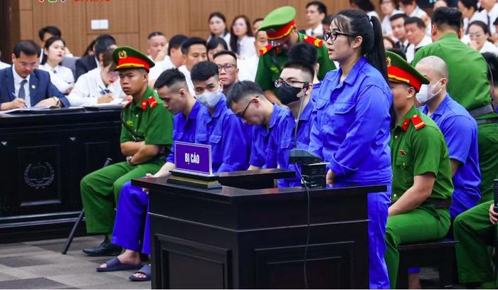Một số bị cáo trong vụ án đang khai báo nhân thân.