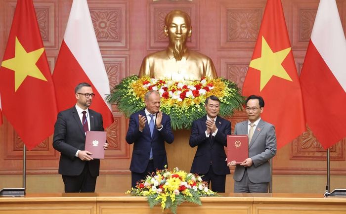 Thủ tướng Lê Minh Hưng và Thủ tướng Ba Lan Donald Tusk chứng kiến trao 2 văn kiện gồm thỏa thuận hợp tác trong các lĩnh vực giáo dục đại học, du lịch. (Ảnh: Minh Châu)