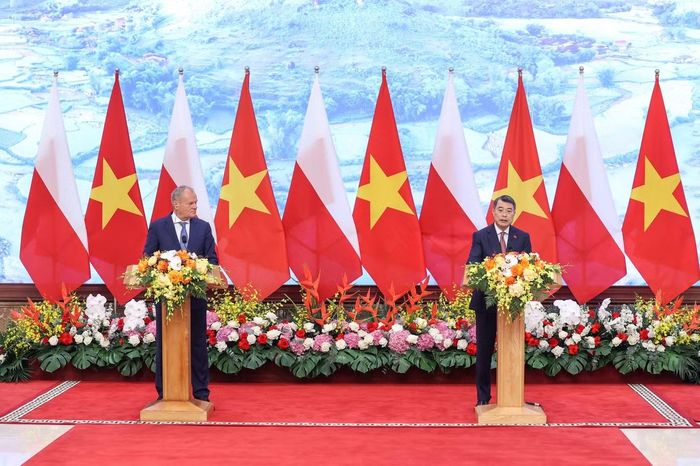Thủ tướng Lê Minh Hưng và Thủ tướng Ba Lan Donald Tusk tại cuộc gặp gỡ báo chí. (Ảnh: Minh Châu)