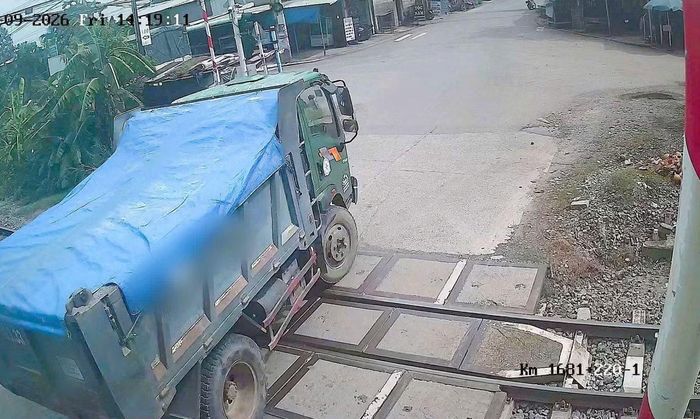 Tài xế Đ.V.T. làm việc với CSGT cùng hình ảnh vi phạm do camera giám sát ghi nhận. (Ảnh: Công an TP. Đồng Nai)