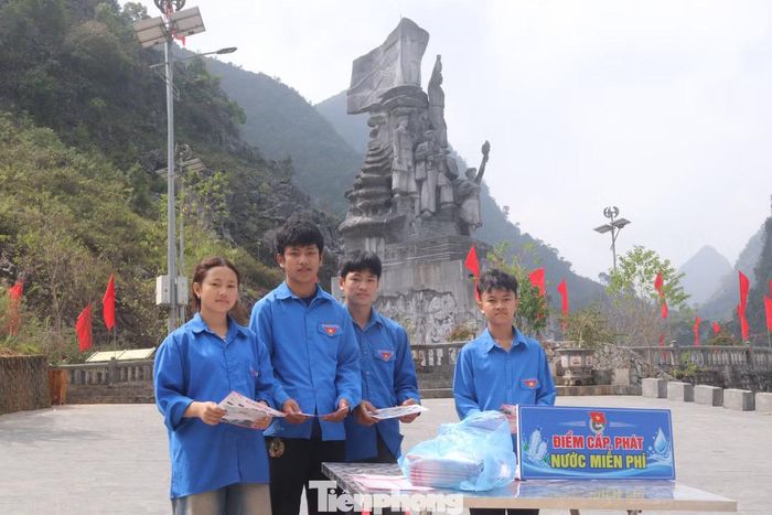 Vàng Mí Sếnh, 14 tuổi, đoàn viên Chi đoàn thôn Mã Pì Lèng (ngoài cùng bên phải), cho biết em có mặt từ sáng sớm để chuẩn bị nước uống, hỗ trợ phát nước và cung cấp thông tin về các hoạt động, điểm tham quan cho du khách. Dành nhiều thời gian đứng tại điểm hỗ trợ, Sếnh vui vì có thể góp sức giúp du khách có trải nghiệm thuận lợi hơn khi đến với Đồng Văn.