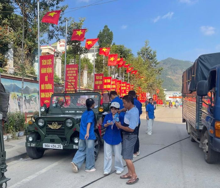 Trong những ngày diễn ra lễ hội, Đoàn xã bố trí các điểm phát nước uống miễn phí, hỗ trợ cung cấp thông tin cho du khách tại một số vị trí như cổng chào xã, khu vực tượng đài trên tuyến đường Hạnh Phúc ở Mã Pì Lèng và con đường thổ cẩm. Các đoàn viên thay phiên nhau túc trực, hướng dẫn khách tìm hiểu các điểm tham quan, nắm bắt lịch trình hoạt động và hỗ trợ khi cần thiết.
