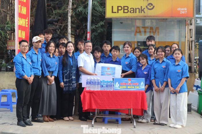 Phó Chủ tịch UBND tỉnh mong muốn đoàn viên, thanh niên tiếp tục phát huy tinh thần xung kích, tích cực tham gia các phong trào tại địa phương, hỗ trợ du khách, góp phần bảo đảm an ninh, trật tự và xây dựng hình ảnh con người vùng cao thân thiện, mến khách. Với các đoàn viên đang ở độ tuổi học sinh, ông Đức động viên các em chăm ngoan, học tập tốt, rèn luyện đạo đức, lối sống và nâng cao trách nhiệm với gia đình, xã hội.