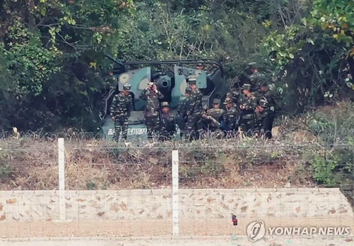 Quân đội Triều Tiên thực hiện diễn tập với pháo tự hành tại khu vực biên giới ven biển. (Ảnh: Yonhap)