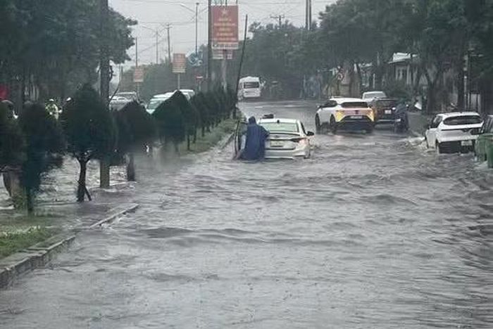 Tuyến đường biển thường xuyên bị ngập làm xe cộ chết máy, ùn tắc.