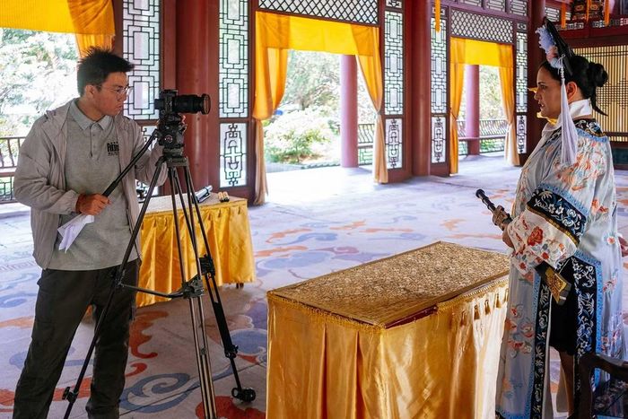 Giovana Velasco trải nghiệm làm "nữ chính" phim ngắn. Ảnh: Wu Huiyuan/Sixth Tone