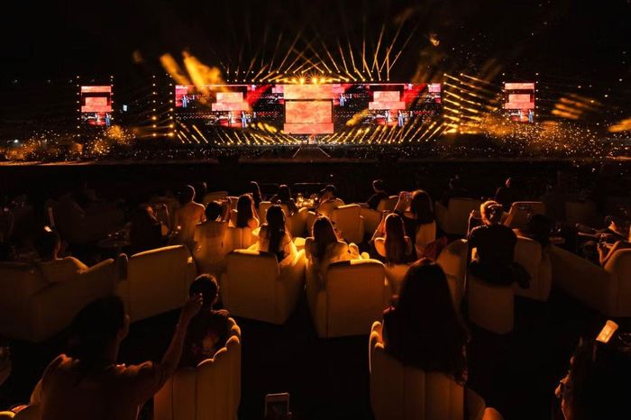 Concert mới nhất của Tinh hà say hi chật kín khán giả.