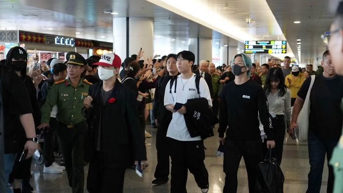  Big Bang ra sân bay Nội Bài về Hàn Quốc chiều 26/10. Ảnh: Noibai International Airport. 