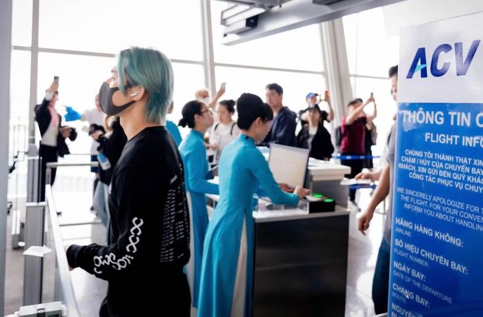  Các thành viên Big Bang làm thủ tục check-in ở sân bay. Ảnh: Phan Công. 