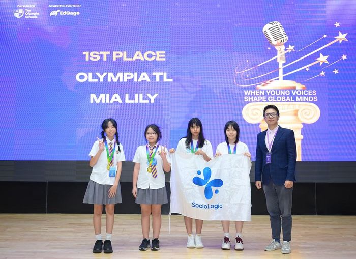 Trao giải nhất bảng Junior THCS tranh biện Public Forum