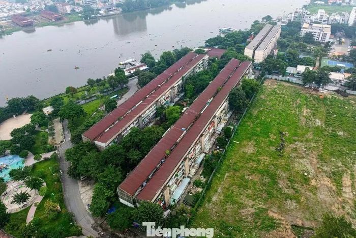 UBND phường Bình Quới đã ban hành và bàn giao 250 quyết định cưỡng chế di dời cho các hộ dân ở cư xá Thanh Đa.