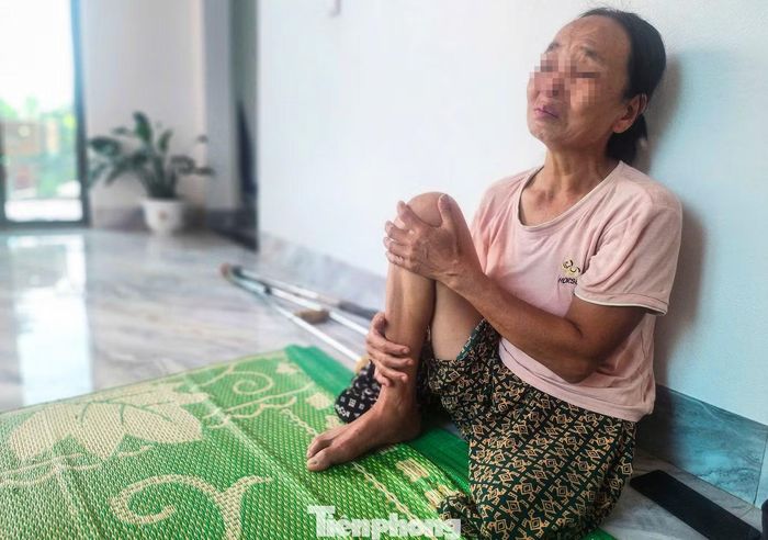 Bà Lương Thị Đoản (mẹ phạm nhân Toàn) khóc nghẹn khi nhắc về người con trai.