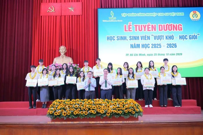 Lãnh đạo VRG tri ân các đơn vị ủng hộ cho Quỹ khuyến học 28/10