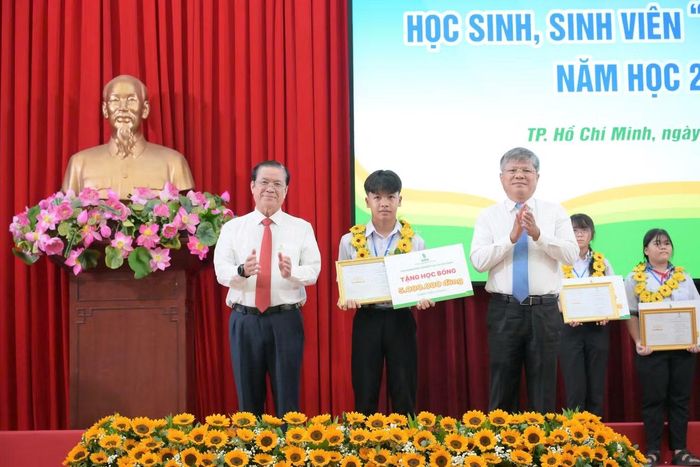 Lãnh đạo VRG trao học bổng cho các em học sinh, sinh viên