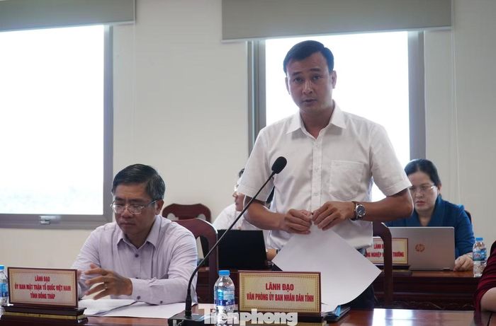 Ông Nguyễn Phi Đa - Chánh Văn phòng UBND tỉnh Đồng Tháp, thông tin tại cuộc họp. (Ảnh: Hoà Hội)