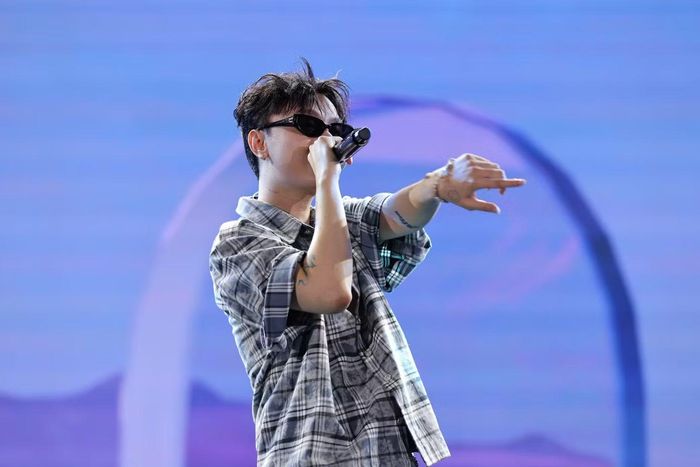  Nhật Phát nổi bật trong bộ tứ nhờ độ phủ sóng đại chúng, những câu nói tạo xu hướng và sức hút của bản hit E là Đôn Chề. Cùng với Noah và Quinzel, nam ca sĩ thuộc lớp nghệ sĩ Gen Z giàu tiềm năng, có cộng đồng người hâm mộ đông đảo, gắn bó trên TikTok. Họ sở hữu một lượng fan trung thành đông đảo trên TikTok. 