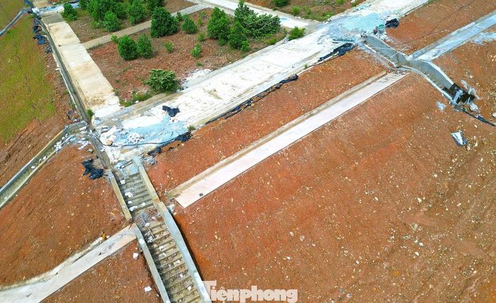 Không chỉ vướng các thủ tục, dự án giai đoạn 1 còn đối mặt thách thức từ địa hình đồi dốc. Cuối năm 2025, trên công trường ghi nhận nhiều vị trí taluy âm bị xói lở, đất đá cuốn trôi tạo hàm ếch; một số tuyến đường bê tông xuất hiện vết nứt. Tình trạng này đặt ra yêu cầu phải xử lý kỹ thuật, gia cố mái dốc và bảo đảm an toàn lâu dài cho khu nghĩa trang.