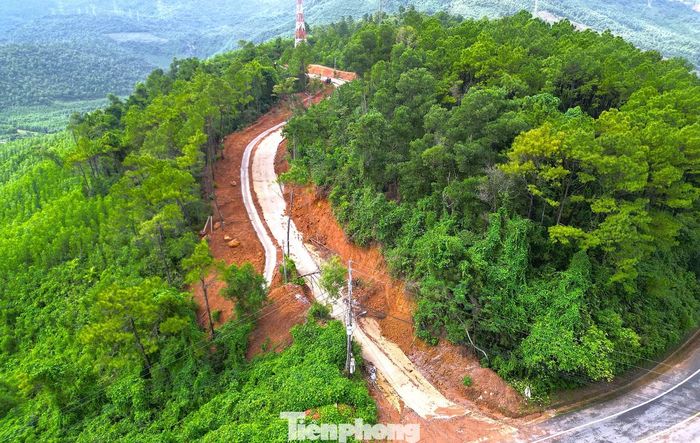 Một vướng mắc lớn của quá trình thực hiện dự án là thủ tục chuyển mục đích sử dụng đất rừng chưa hoàn tất khi công trình bắt đầu triển khai từ năm 2020. Theo chủ đầu tư, áp lực giải ngân vốn đầu tư công và di dời mồ mả phục vụ các dự án trọng điểm tại Chân Mây - Lăng Cô khiến một số hạng mục được thi công trước khi hoàn thiện thủ tục theo quy định.