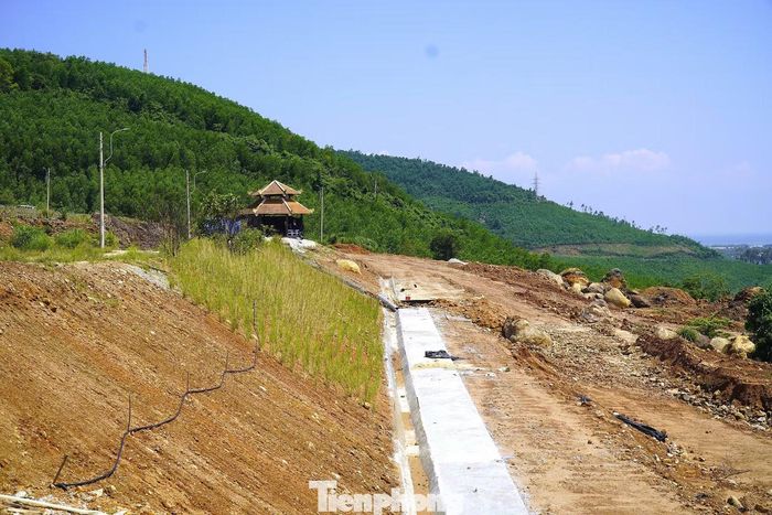 Trao đổi với phóng viên, đại diện chủ đầu tư cho biết giai đoạn 2 hiện đạt khoảng 40% tiến độ, với các hạng mục﻿ đang triển khai gồm san nền, mương thoát nước, bậc nước và tường chắn. Lũy kế vốn bố trí là 9,52 tỷ đồng; riêng năm 2026 được bố trí 8 tỷ đồng, trong đó đã giải ngân 6,032 tỷ đồng, đạt 75% kế hoạch vốn năm.
