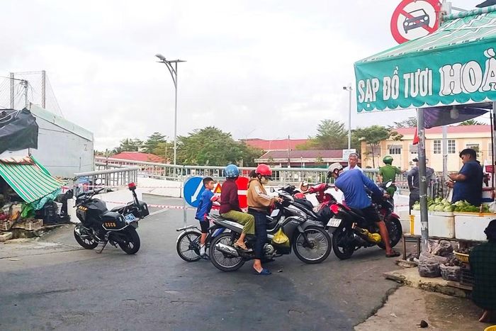 Ngành chức năng đã rào chắn, tạm dừng hoạt động lưu thông qua cầu Nông sản thực phẩm.