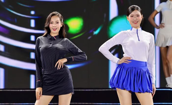 Phạm Vân Hà và Nguyễn Yến Trang tự tin catwalk, cùng các thí sinh giới thiệu những bộ trang phục thể thao trước khán giả.
