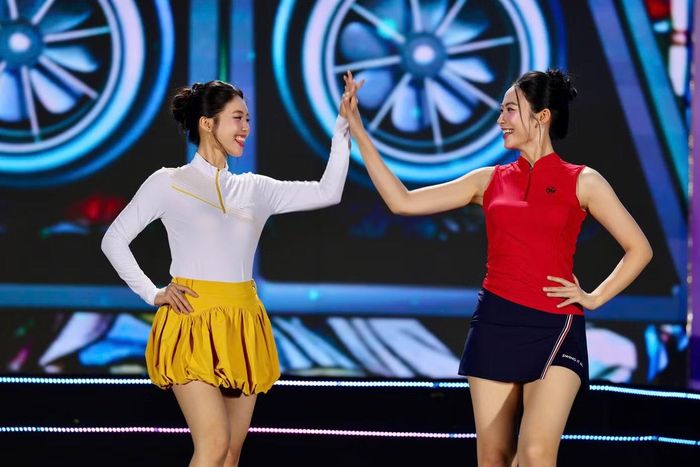 Đồng hành Top 25 trong phần trình diễn là Á hậu 1 Hoa hậu Việt Nam 2024 Trần Ngọc Châu Anh và Á hậu 2 Nguyễn Thị Vân Nhi. Hai người đẹp cùng các cô gái bước ra sân khấu ngoài trời, giữa không khí sôi động của đêm nhạc.