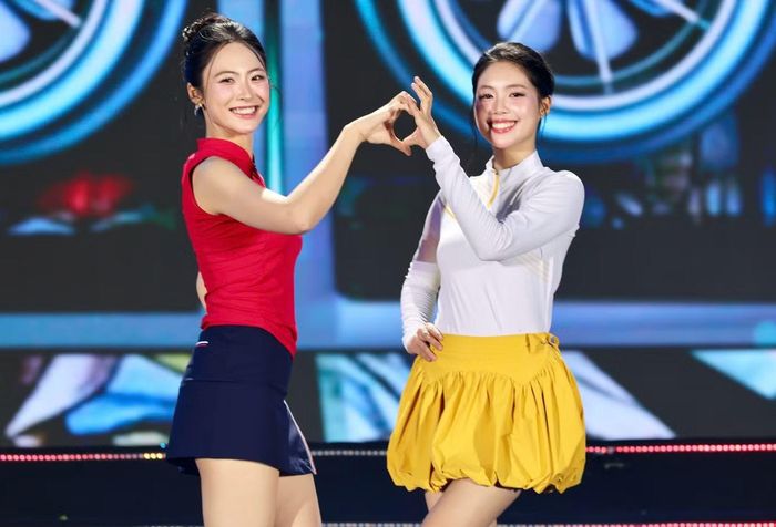 Tối 25/10, Top 25 Hoa hậu Việt Nam 2026 tham gia trình diễn thời trang tại đêm nhạc Chạm Việt Nam 2, thuộc Sóng Festival 2026. Bên cạnh bộ sưu tập Hồn Việt của nhà thiết kế Cao Minh Tiến, các cô gái xuất hiện với trang phục golf, mang phong cách trẻ trung, năng động. Á hậu Châu Anh và Vân Nhi xuất hiện với vai trò vedette.