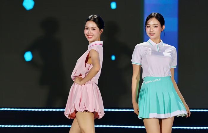 Trang phục golf đem đến hình ảnh khỏe khoắn cho dàn thí sinh. Bùi Minh Phương diện áo polo trắng kết hợp chân váy xanh nhạt. Cùng sải bước với Minh Phương là Vũ Thị Khánh Vi trong bộ đồ màu hồng.