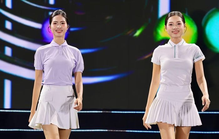 Lê Phương Nghi và Nguyễn Thị Hoa cùng diện chân váy trắng, kết hợp áo trắng và áo tím, mang vẻ trẻ trung, khỏe khoắn.