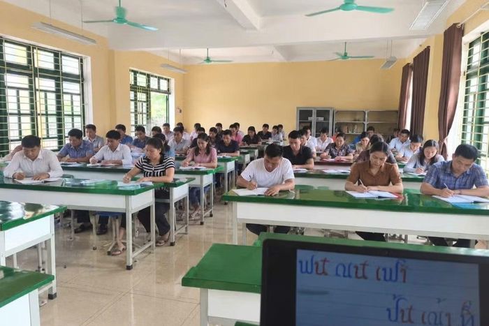 Lớp học chữ Thái tại xã Tú Lệ, tỉnh Lào Cai thuộc Chương trình mục tiêu quốc gia phát triển kinh tế - xã hội vùng đồng bào dân tộc thiểu số và miền núi.