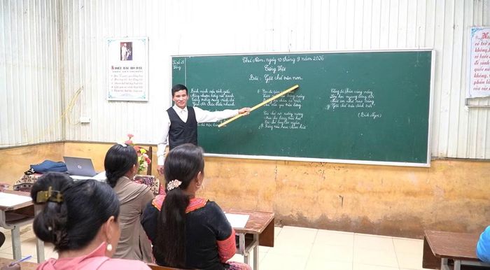 Lớp học chữ tại xã Hạnh Phúc.