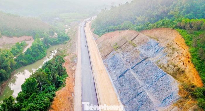 Để mở đường cao tốc, nhiều đoạn dự án phải bạt một phần quả đồi